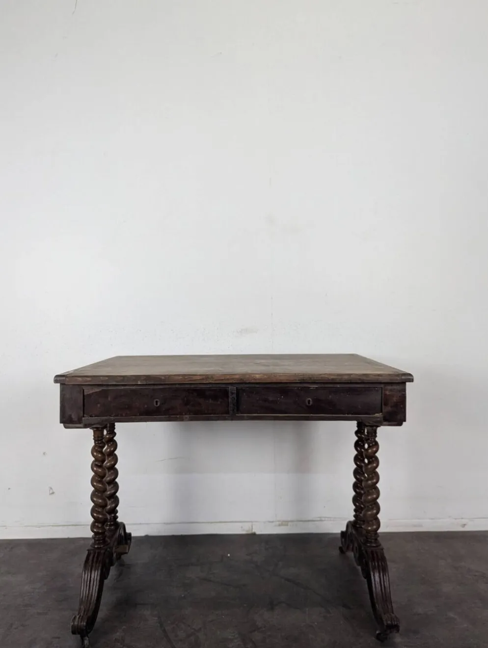 Table à écrire de style Louis XIII en noyer à pieds torsadés deux tiroirs