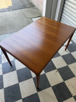 Table danoise en teck HW Klein pour Bramin