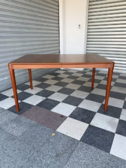 Table danoise en teck HW Klein pour Bramin