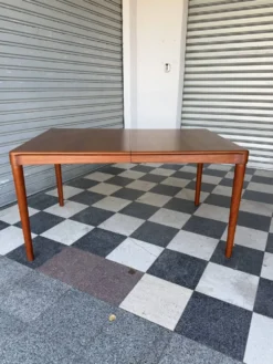 Table danoise en teck HW Klein pour Bramin