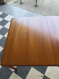 Table danoise en teck HW Klein pour Bramin