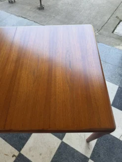 Table danoise en teck HW Klein pour Bramin