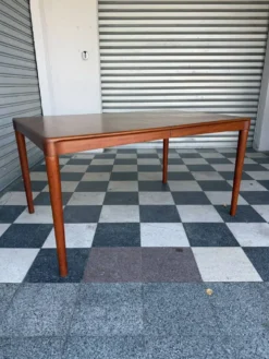 Table danoise en teck HW Klein pour Bramin