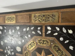 Table d'apparat en bois noirci a plateau marqueté Espagne XIX siècle