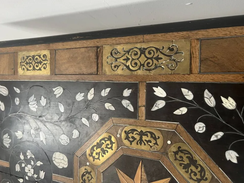 Table d'apparat en bois noirci a plateau marqueté Espagne XIX siècle