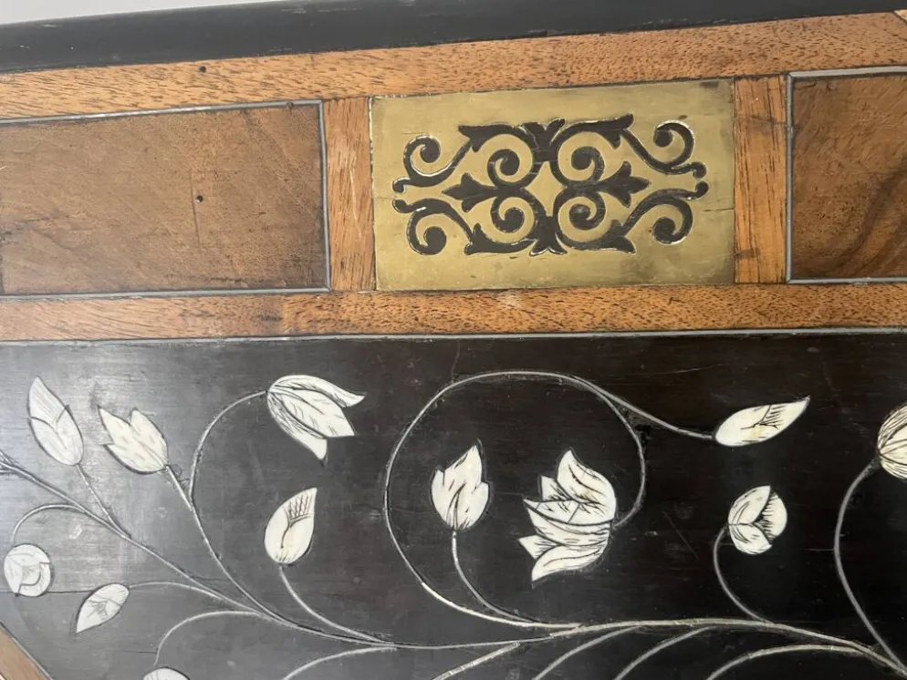 Table d'apparat en bois noirci a plateau marqueté Espagne XIX siècle