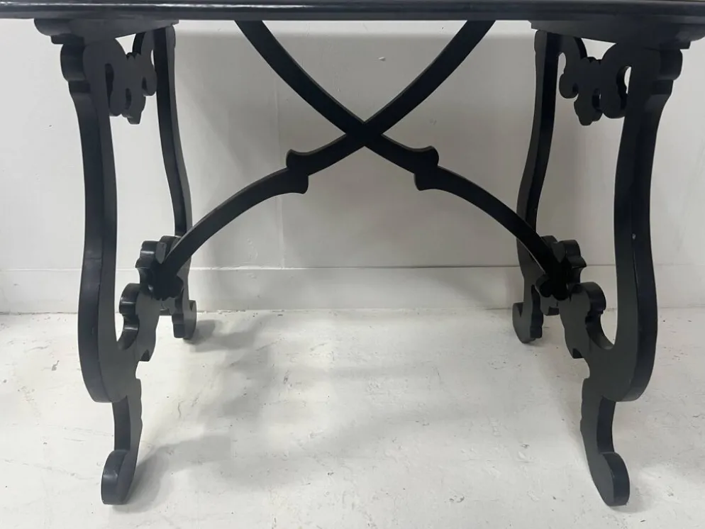 Table d'apparat en bois noirci a plateau marqueté Espagne XIX siècle