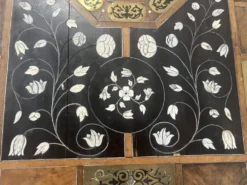Table d'apparat en bois noirci a plateau marqueté Espagne XIX siècle
