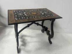 Table d'apparat en bois noirci a plateau marqueté Espagne XIX siècle