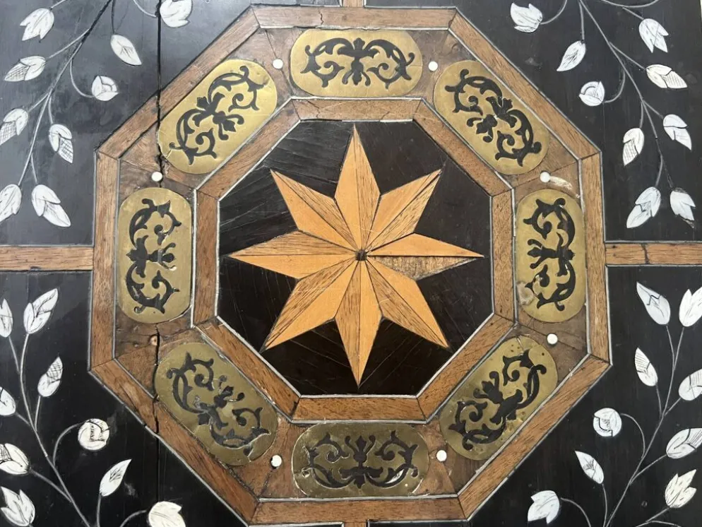 Table d'apparat en bois noirci a plateau marqueté Espagne XIX siècle