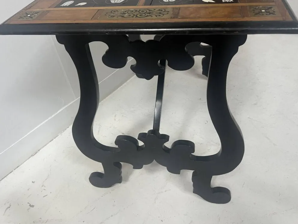 Table d'apparat en bois noirci a plateau marqueté Espagne XIX siècle