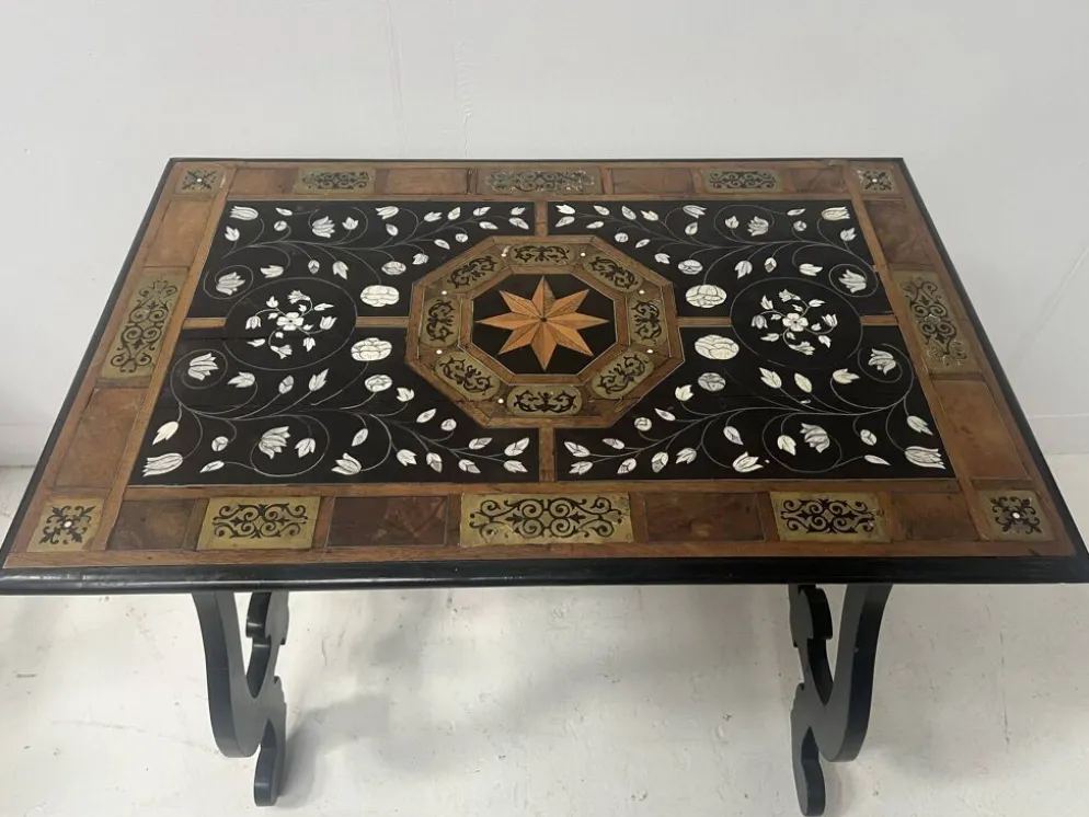Table d'apparat en bois noirci a plateau marqueté Espagne XIX siècle