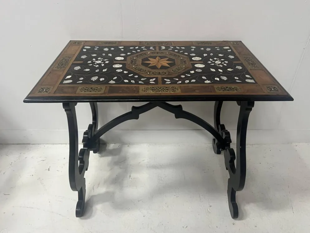 Table d'apparat en bois noirci a plateau marqueté Espagne XIX siècle
