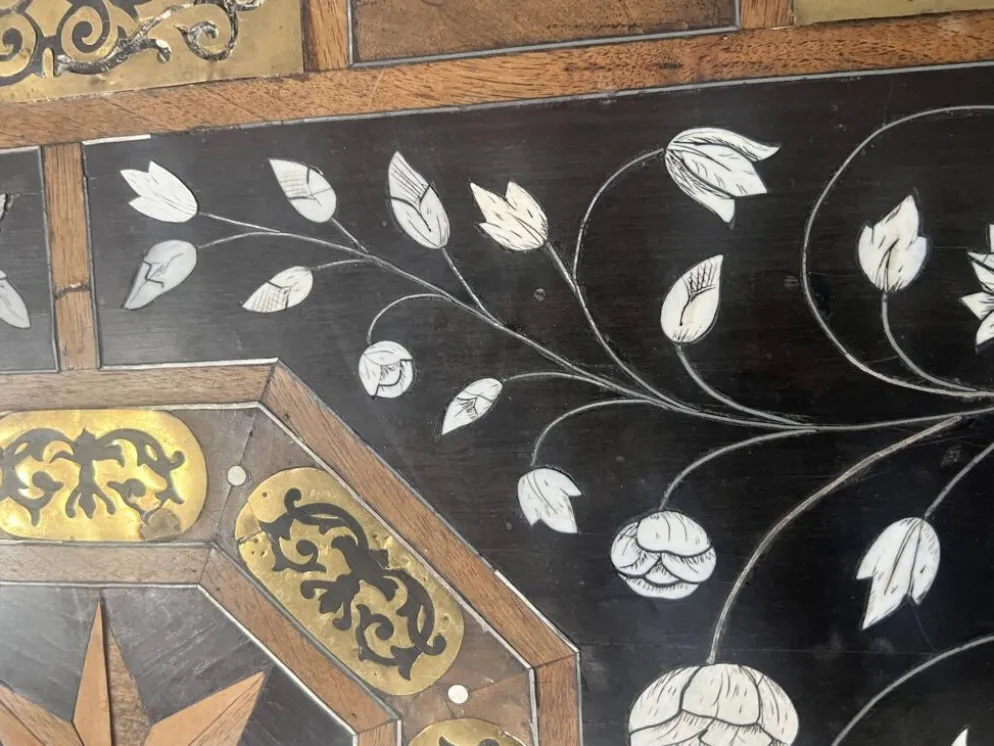 Table d'apparat en bois noirci a plateau marqueté Espagne XIX siècle