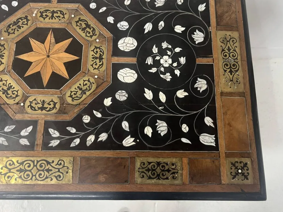 Table d'apparat en bois noirci a plateau marqueté Espagne XIX siècle