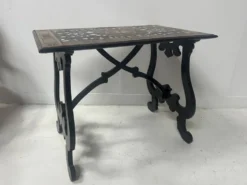 Table d'apparat en bois noirci a plateau marqueté Espagne XIX siècle