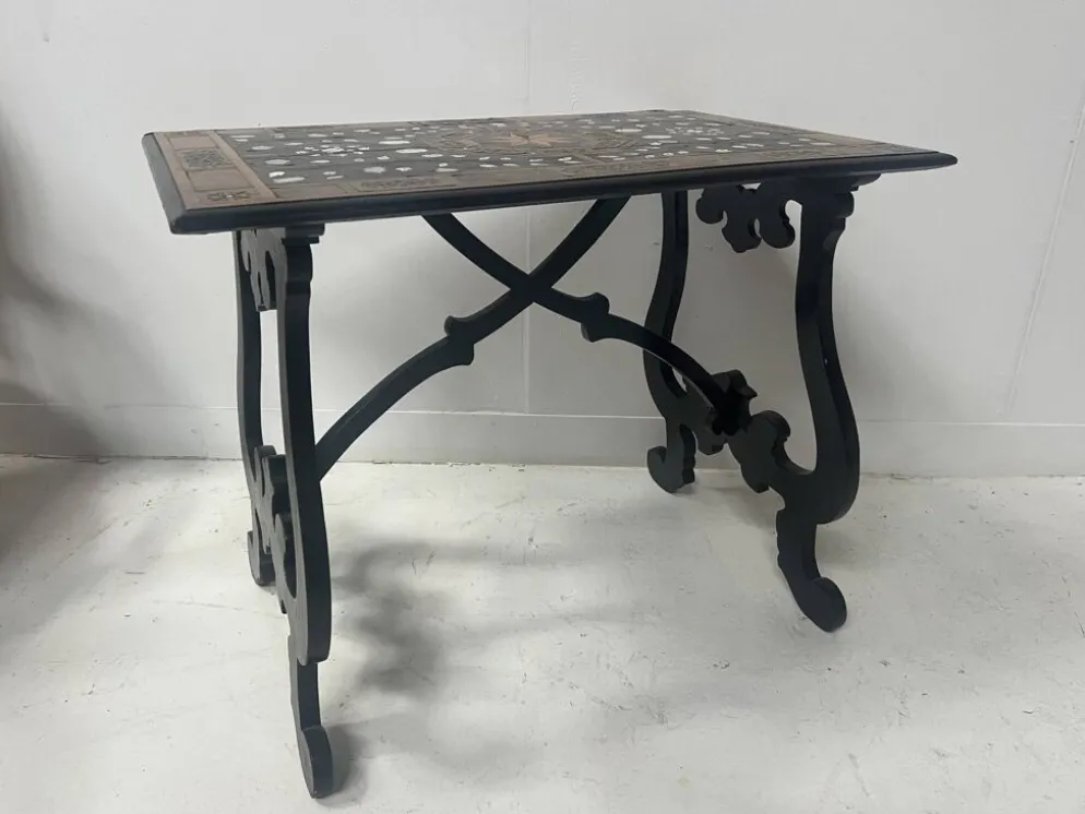 Table d'apparat en bois noirci a plateau marqueté Espagne XIX siècle