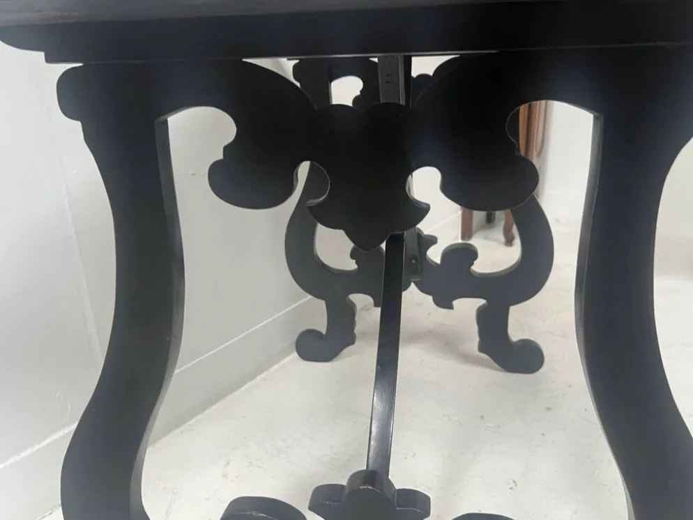 Table d'apparat en bois noirci a plateau marqueté Espagne XIX siècle