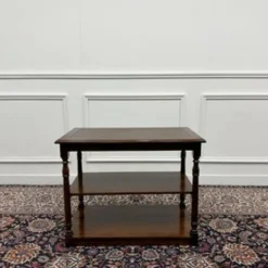 Table d'appoint anglaise classique avec dessus en cuir marron