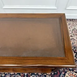 Table d'appoint anglaise classique avec dessus en cuir marron
