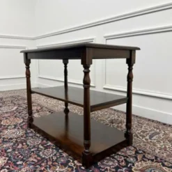 Table d'appoint anglaise classique avec dessus en cuir marron