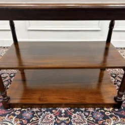 Table d'appoint anglaise classique avec dessus en cuir marron