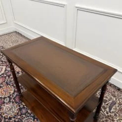Table d'appoint anglaise classique avec dessus en cuir marron