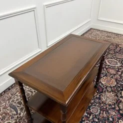Table d'appoint anglaise classique avec dessus en cuir marron