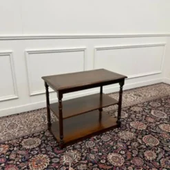 Table d'appoint anglaise classique avec dessus en cuir marron
