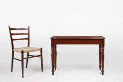 Table d'appoint anglaise élégante du milieu du 19e siècle en bois massif