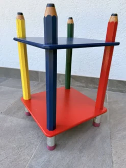 Table d'appoint années 80 crayons, attribuée à Pierre Sala
