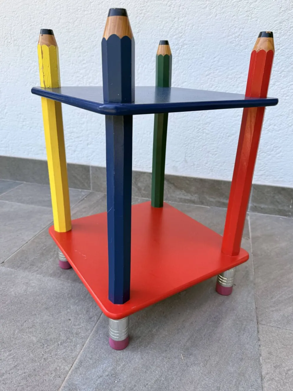 Table d'appoint années 80 crayons, attribuée à Pierre Sala