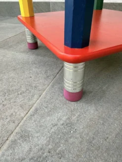 Table d'appoint années 80 crayons, attribuée à Pierre Sala