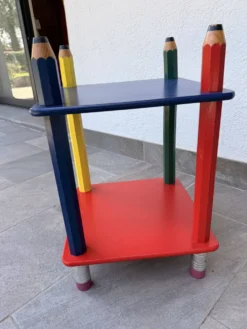 Table d'appoint années 80 crayons, attribuée à Pierre Sala