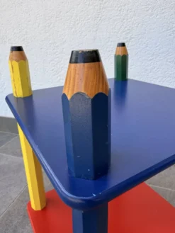 Table d'appoint années 80 crayons, attribuée à Pierre Sala