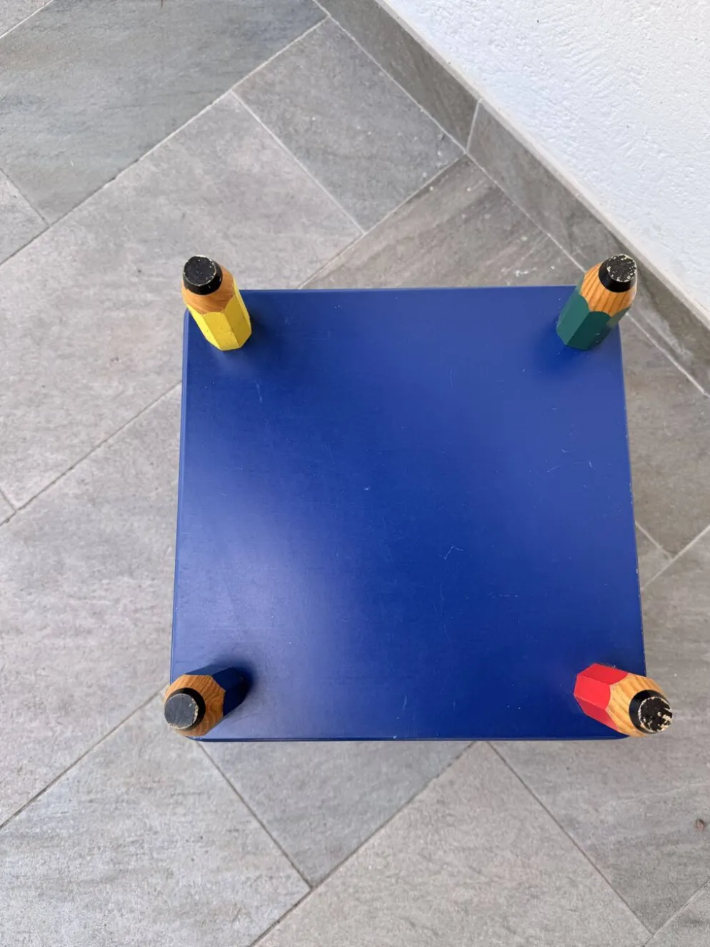 Table d'appoint années 80 crayons, attribuée à Pierre Sala