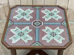 Table d'appoint art déco en acajou, tissu et verre
