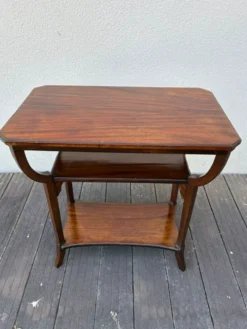 Table d'appoint art nouveau en noyer