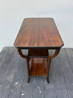 Table d'appoint art nouveau en noyer