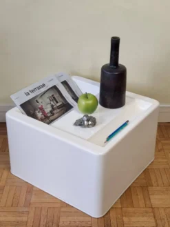 Table d'appoint avec rangements en fibre de verre style Berthier, années 70, 50 cm