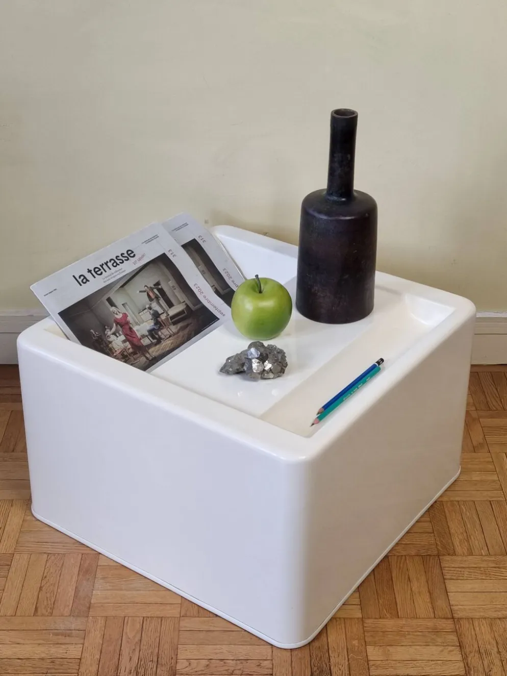Table d'appoint avec rangements en fibre de verre style Berthier, années 70, 50 cm