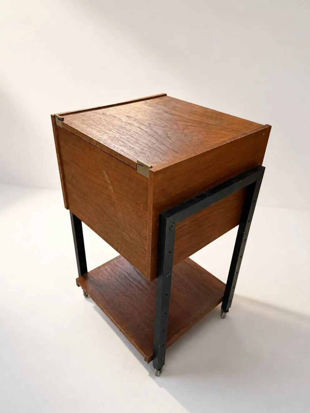Table d'appoint / chariot des années 50 en bois et métal