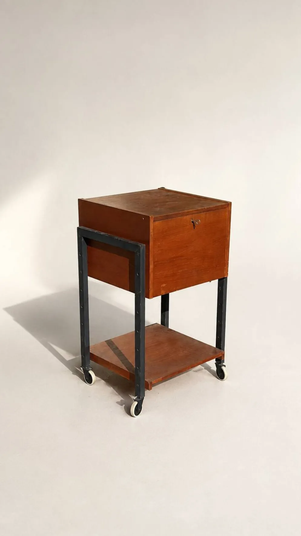 Table d'appoint / chariot des années 50 en bois et métal