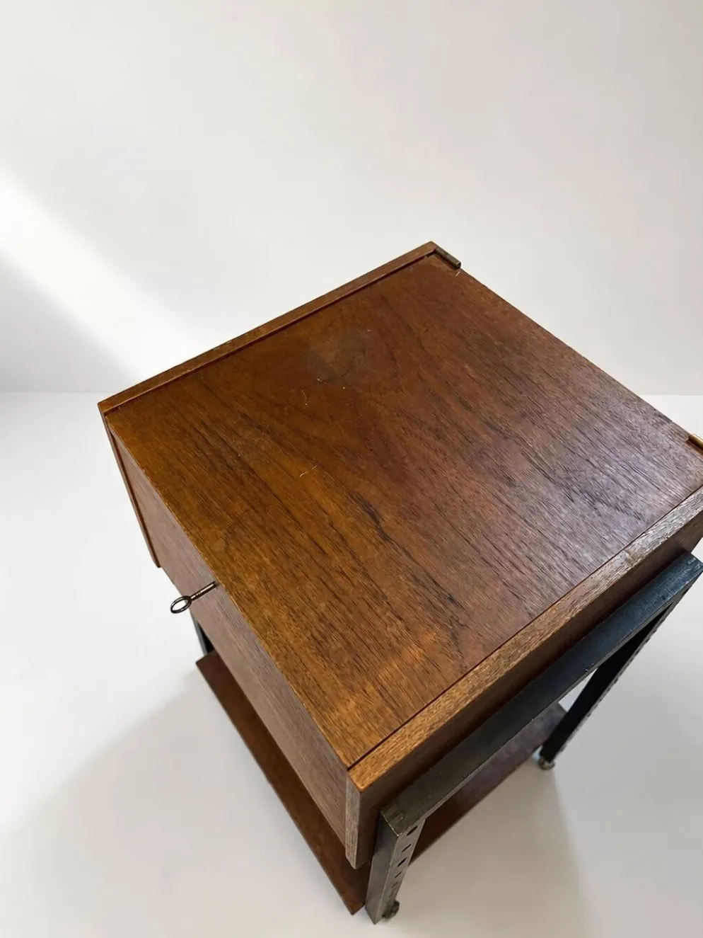 Table d'appoint / chariot des années 50 en bois et métal