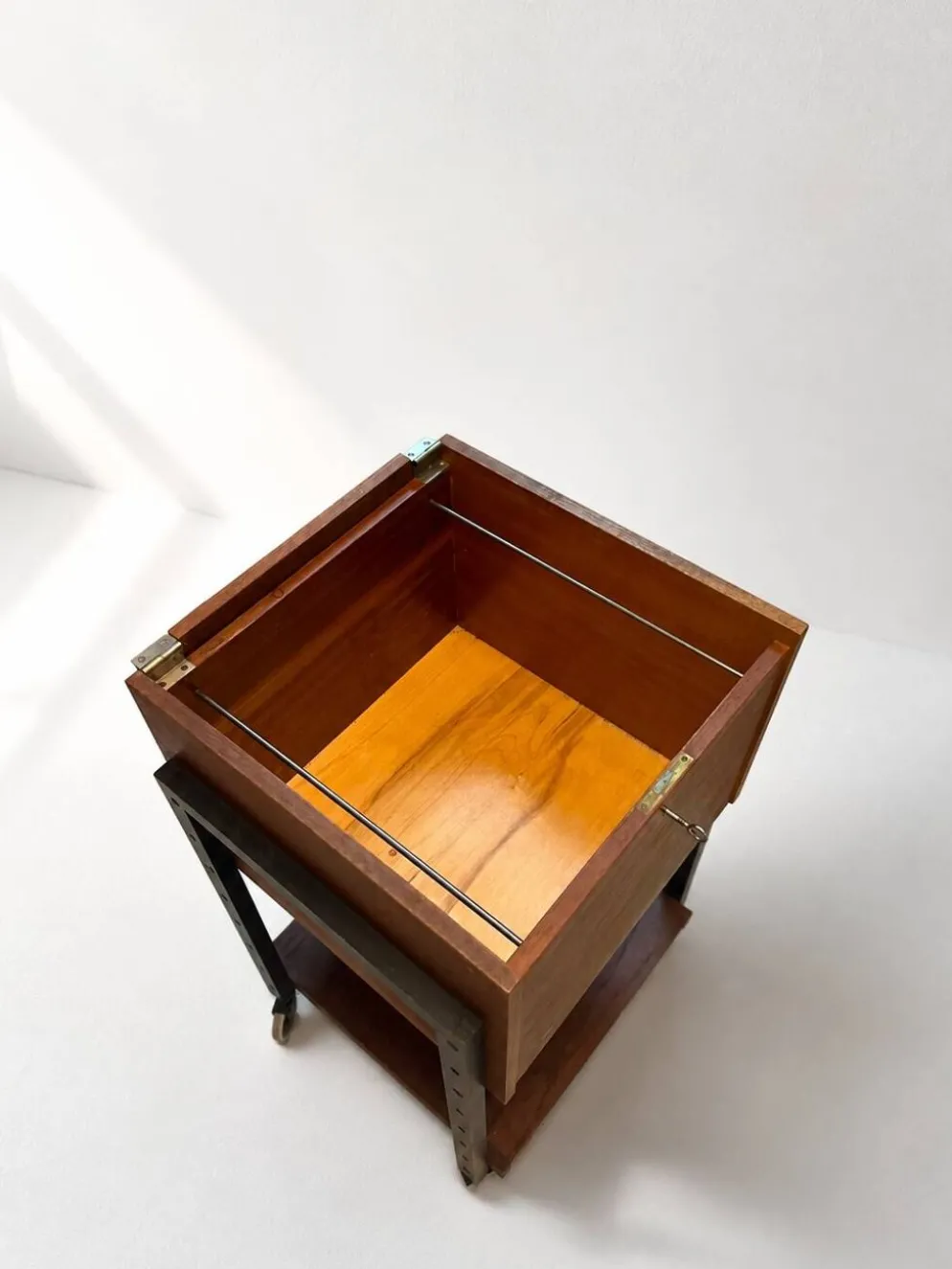 Table d'appoint / chariot des années 50 en bois et métal