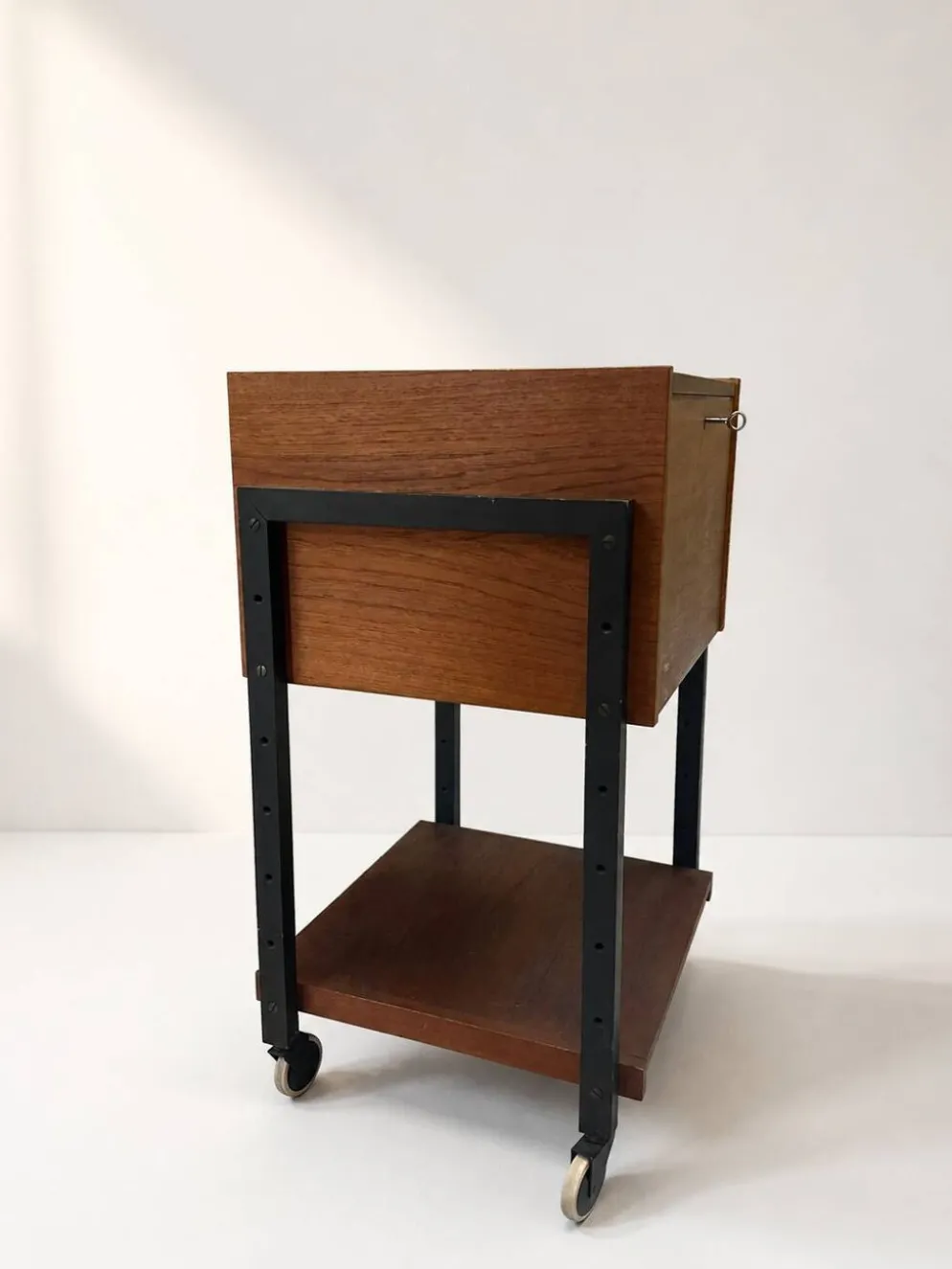 Table d'appoint / chariot des années 50 en bois et métal