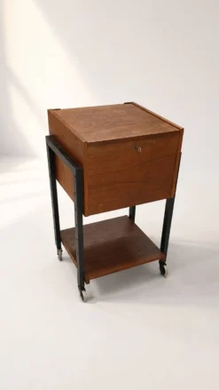 Table d'appoint / chariot des années 50 en bois et métal