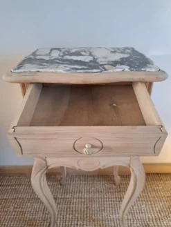 Table d'appoint chevet de style louis XV bois clair