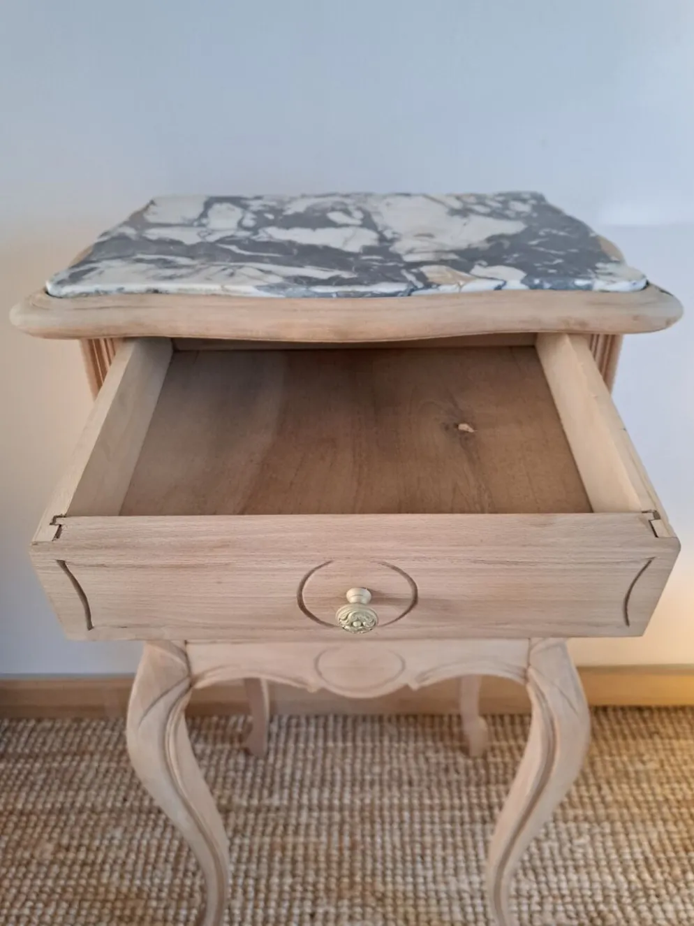 Table d'appoint chevet de style louis XV bois clair