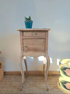 Table d'appoint chevet de style louis XV bois clair